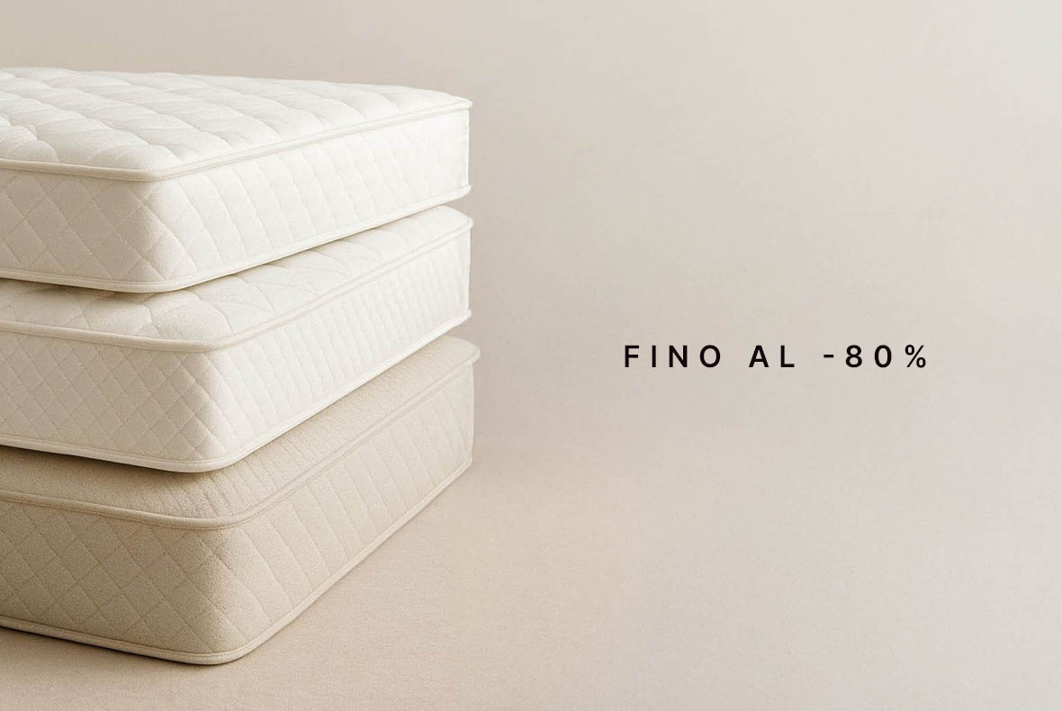 Stack of three cream mattresses alongside text 'Fino al -80%' indicating an up to 80% off mattress sale