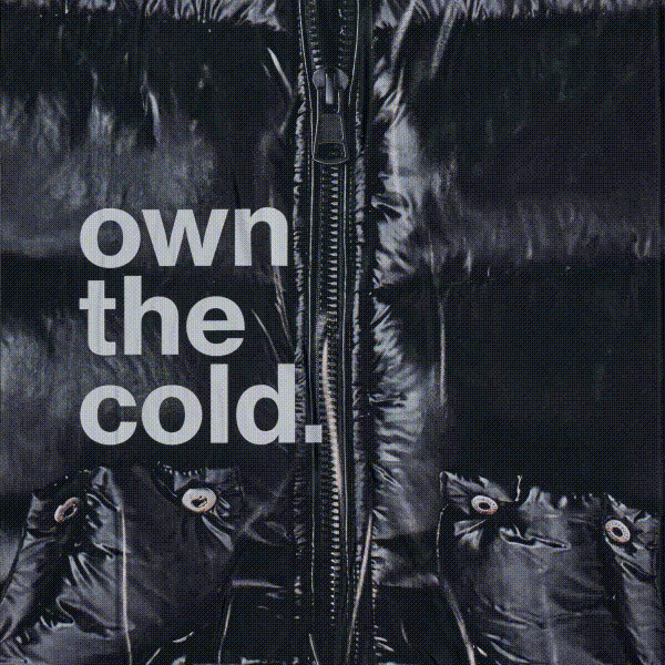 own the cold. Dettaglio di una giacca nera lucida.