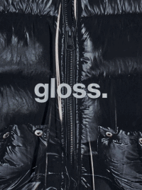 gloss. Dettaglio di una giacca nera lucida.