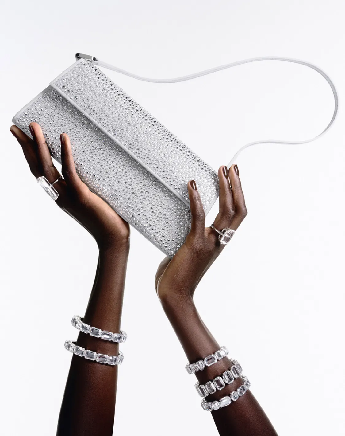 Due mani che tengono la borsa Swarovski Sublima