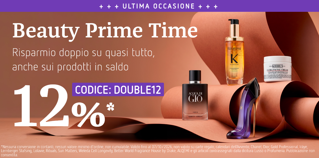 Offerta beauty con diversi prodotti di lusso su un palco dalle calde tonalità rosate e ramate. Sono visibili un siero viso, un profumo, una crema viso e una scarpa con tacco alto viola. Viene pubblicizzata una promozione con uno sconto del 12% utilizzando il codice “DOUBLE12” su quasi tutta la gamma, compresi gli articoli già in saldo.
