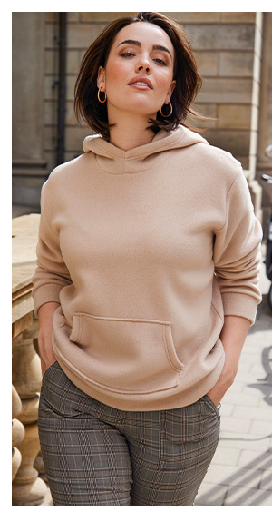Comodo hoodie in fleece in un delicato beige