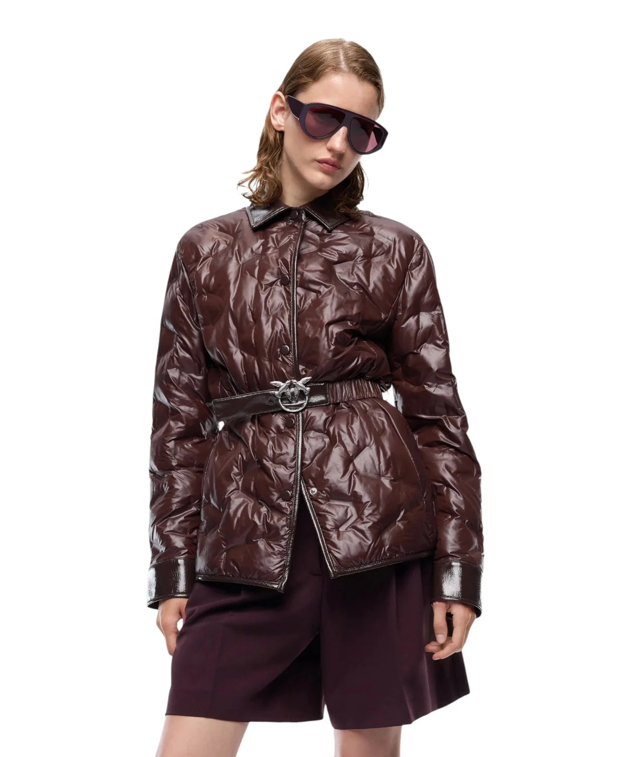 Giacca imbottita Pinko bordeaux con cintura, indossata