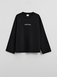 Maglia nera con maniche lunghe e ampie e piccola stampa.