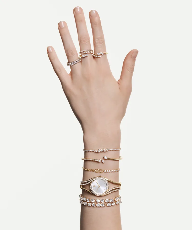 Mano di modella che indossa un orologio bangle Hyperbola