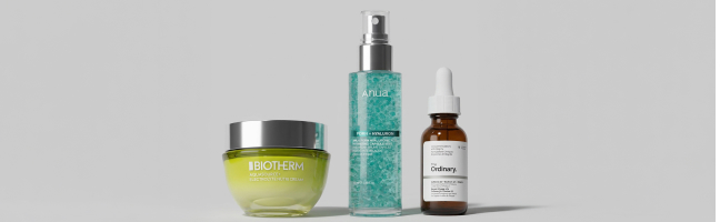 Scatto pubblicitario di tre prodotti per la cura della pelle di Biotherm, Kérastase/Kora e The Ordinary.