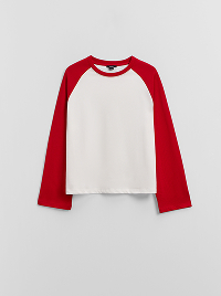 Maglia bianca con maniche lunghe rosse.