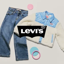Jeans in denim blu per giovani abbinati a una giacca di pile crema e azzurro, circondati da forme circolari rosa e blu su uno sfondo bianco.