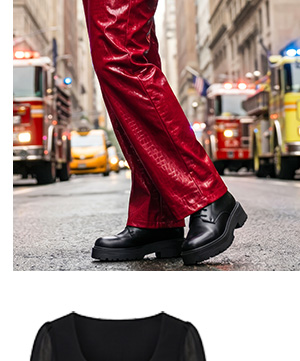 Pantaloni in pelle rossa con gamba dritta e aspetto lucido