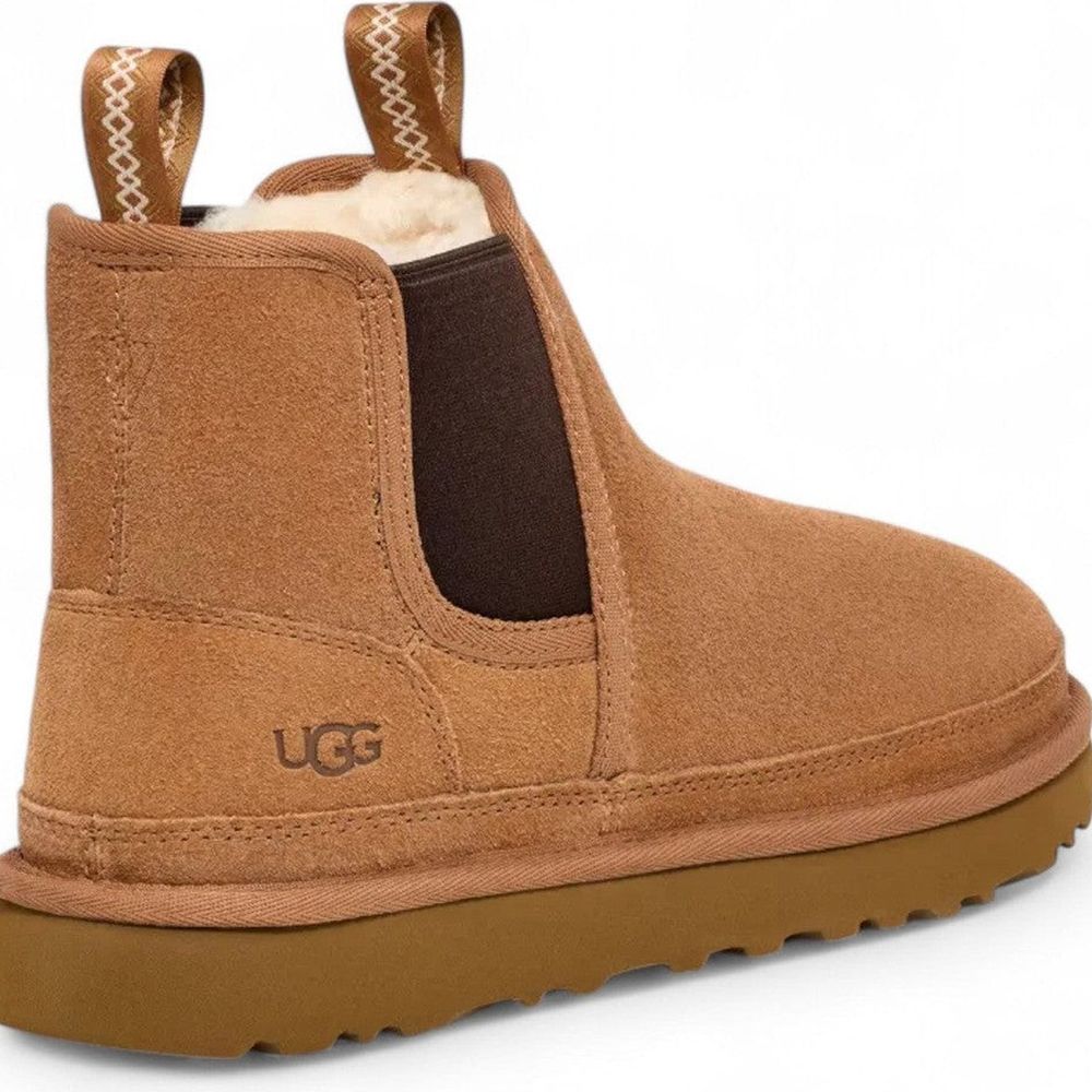 Dettaglio dello stivale chelsea UGG in suede