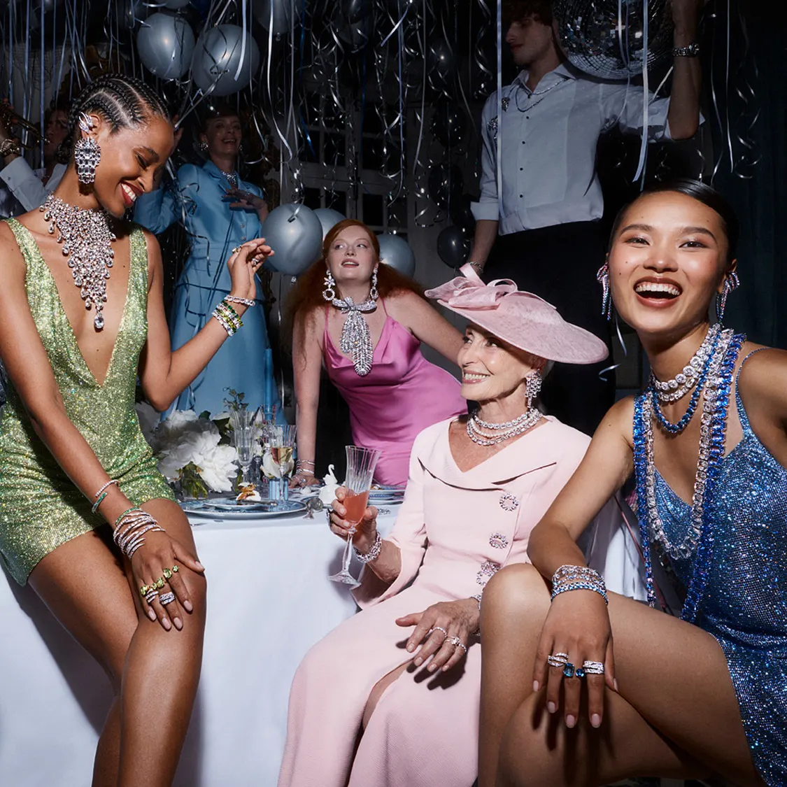 Invitate a un matrimonio che indossano i gioielli Swarovski