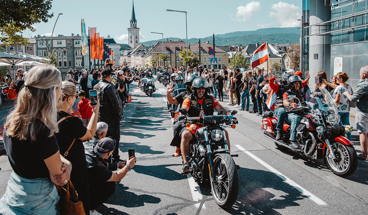 MIGLIAIA DI MOTOCICLISTI. UNA SETTIMANA INDIMENTICABILE.
