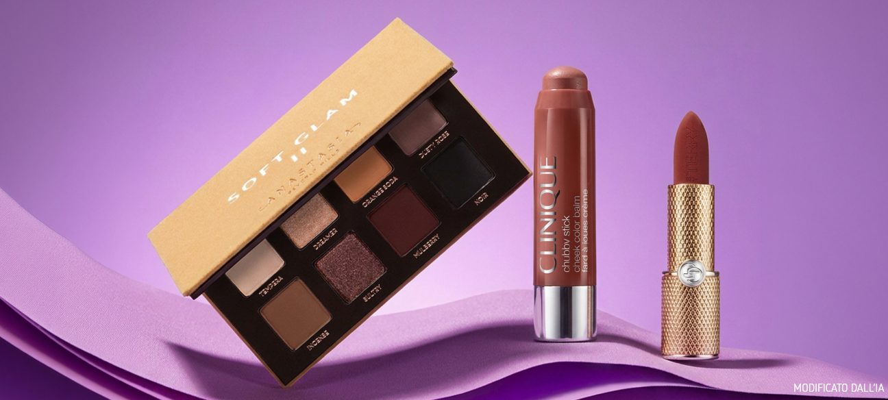 Palette di ombretti, rossetto e balsamo labbra nei toni del rosé e dei frutti di bosco, per look di make-up coordinati.