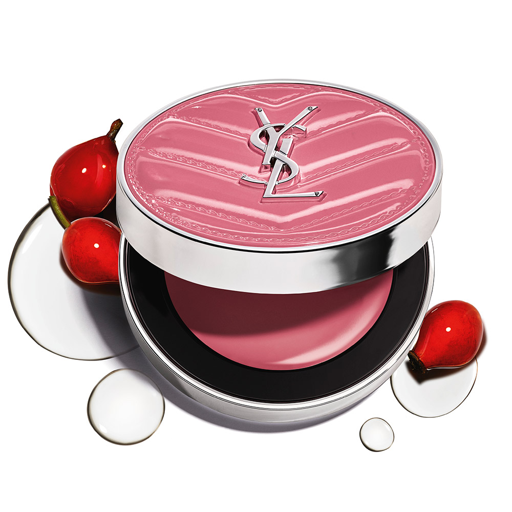 Un blush compatto rosa YSL aperto adagiato su uno sfondo cremoso e testurizzato rosa coordinato.