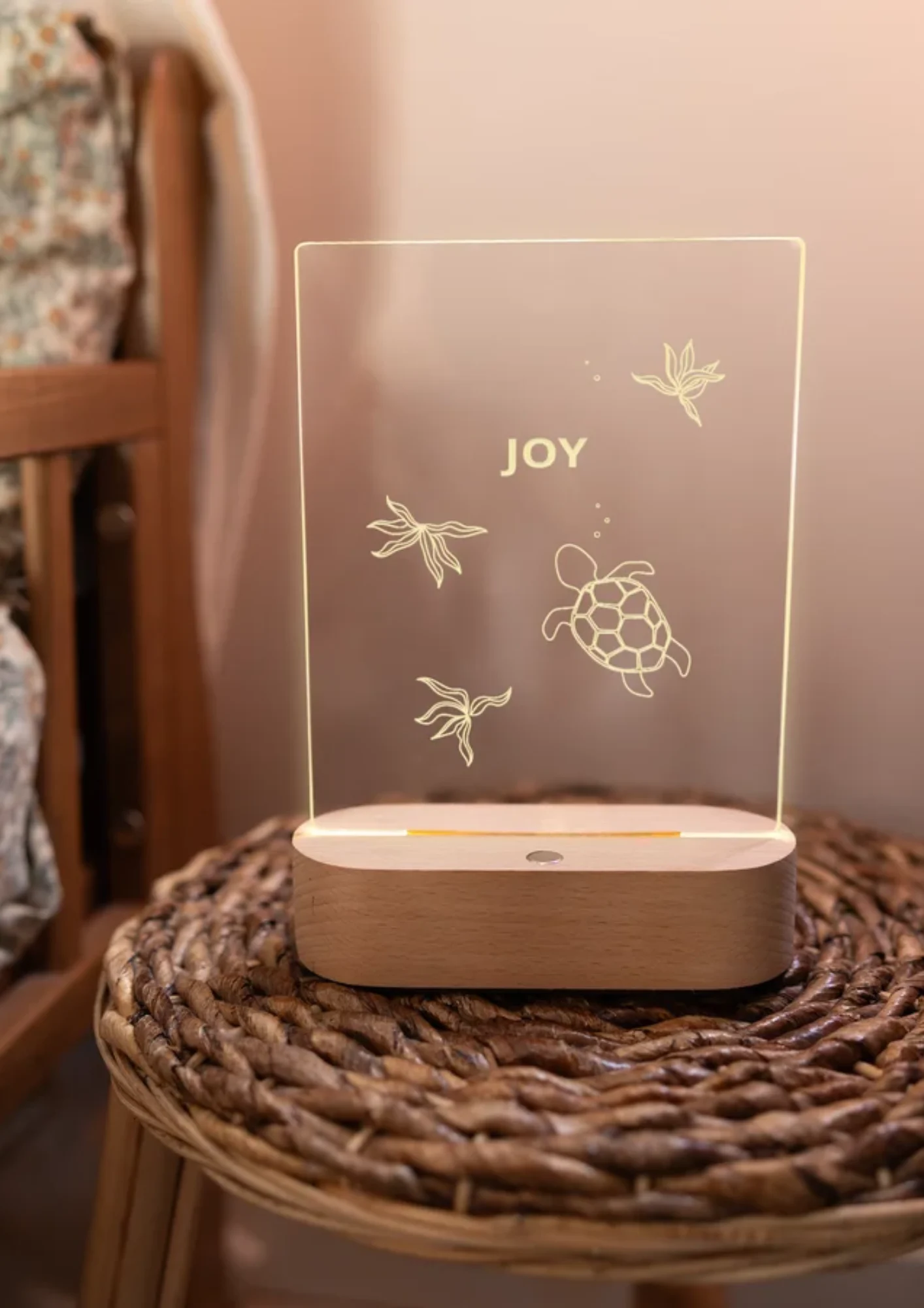 Fai risplendere i tuoi cari con un'elegante lampada con incisione
