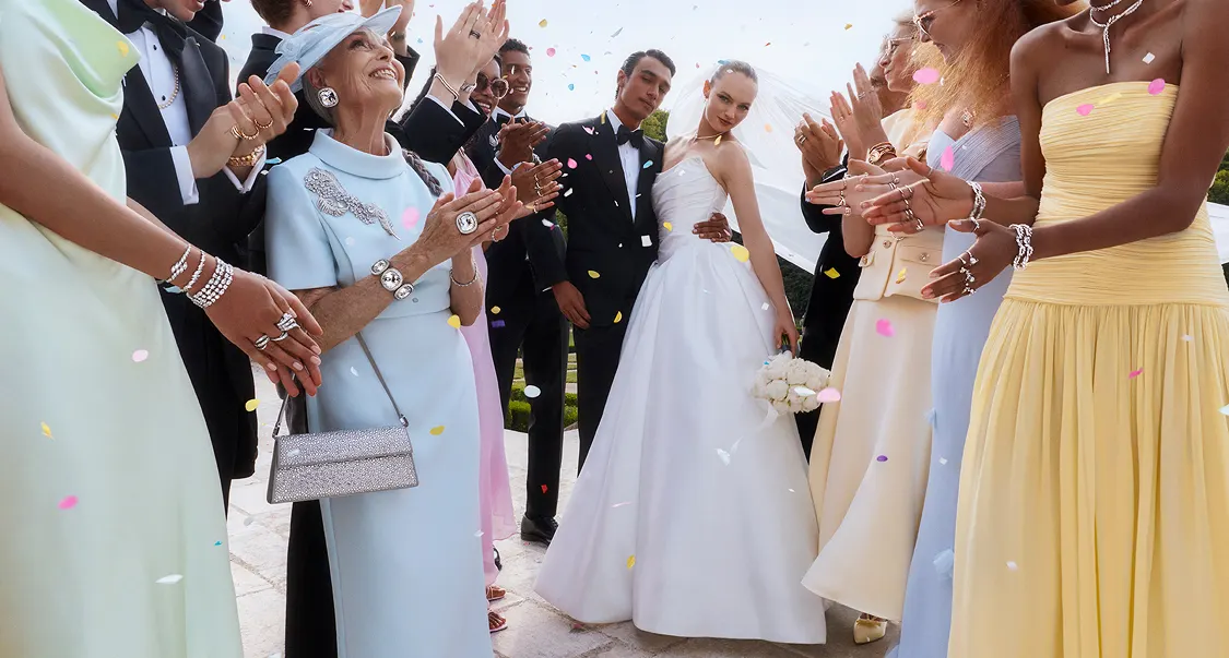 Sposa e sposo tra gli invitati che applaudono