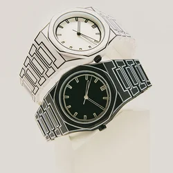 Un paio di orologi da polso, uno nero e uno bianco, con cinturini a motivo geometrico, esposti su un supporto bianco su uno sfondo chiaro.