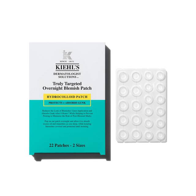 Confezione verde e bianca di Truly Targeted Overnight Blemish Patch con prodotto aperto di lato