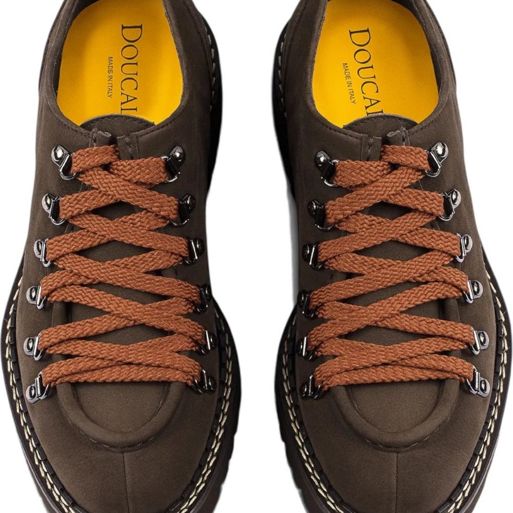 Scarpe Doucal's in suede viste dall'alto, con lacci arancio