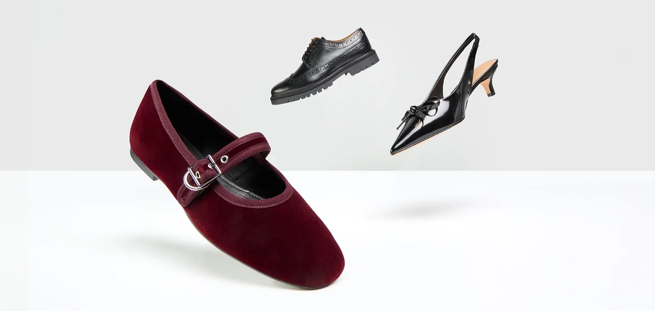 Tre paia di scarpe: un flat in suede bordeaux con una fibbia, un oxford in pelle nera con cuciture decorative e un slingback nero con punta a forma di controllo.