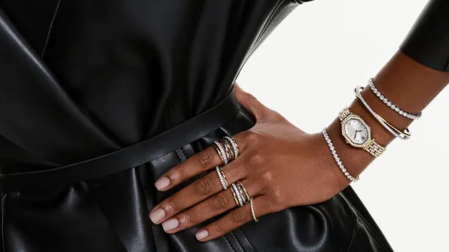 Modella con gioielli Swarovski nelle tonalità dell’oro e dell’argento