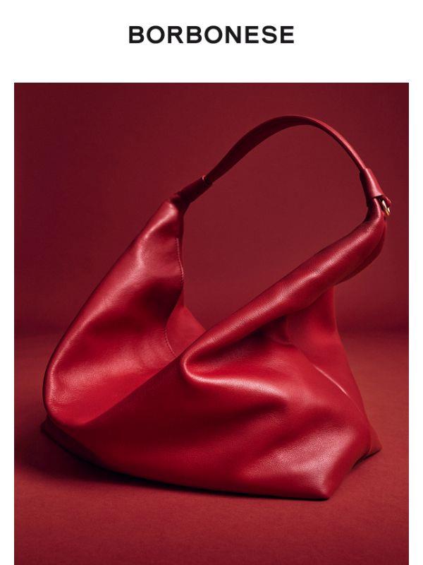 Il tocco di rosso che accende il look