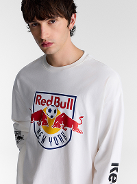 Uomo con felpa bianca e stampa Red Bull New York.
