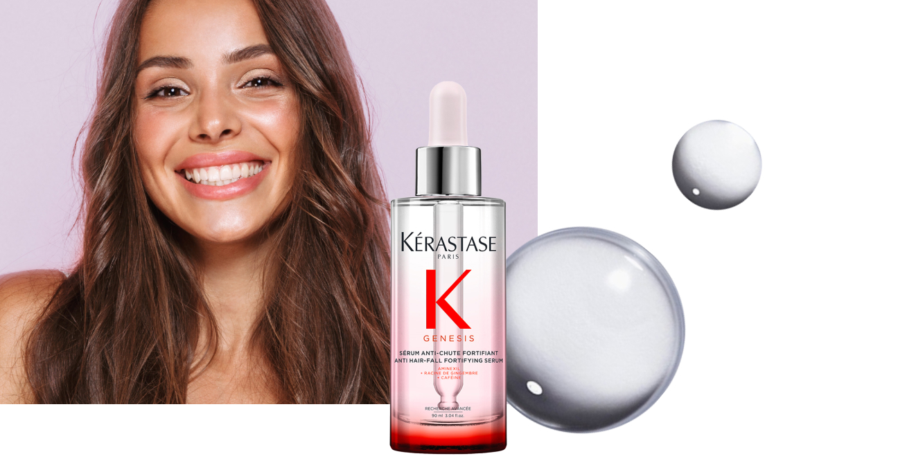 Una donna sorridente dai capelli castani, accanto a lei un flacone di siero Kérastase Genesis e gocce d’acqua su uno sfondo chiaro.