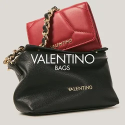 Borsa in pelle nera Valentino con tracolla dorata e portafoglio rosso Valentino parzialmente all'interno, su sfondo neutro.