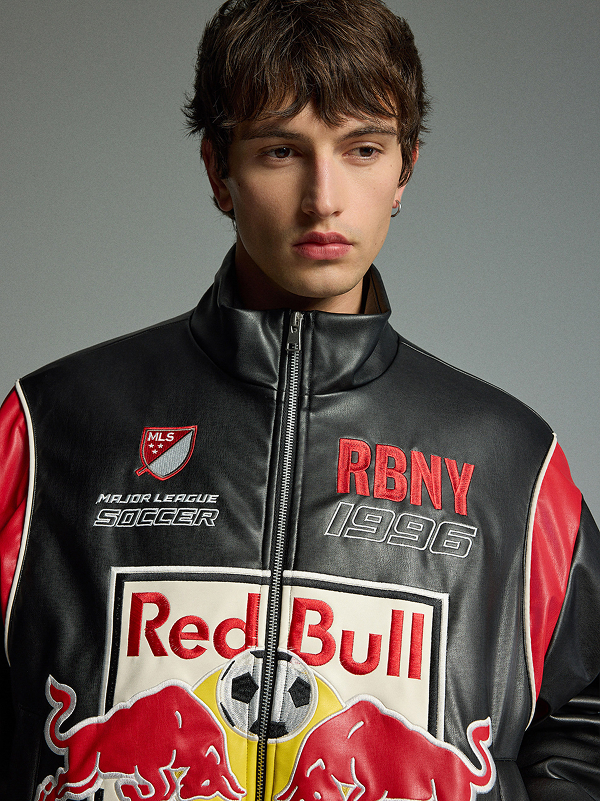 Uomo con giacca nera, maniche rosse e stampa Red Bull.