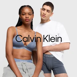 Pantaloni della tuta grigi e un bralette blu con spalline sottili, accompagnati da una maglietta bianca e boxer grigi, mostrati su uno sfondo chiaro.
