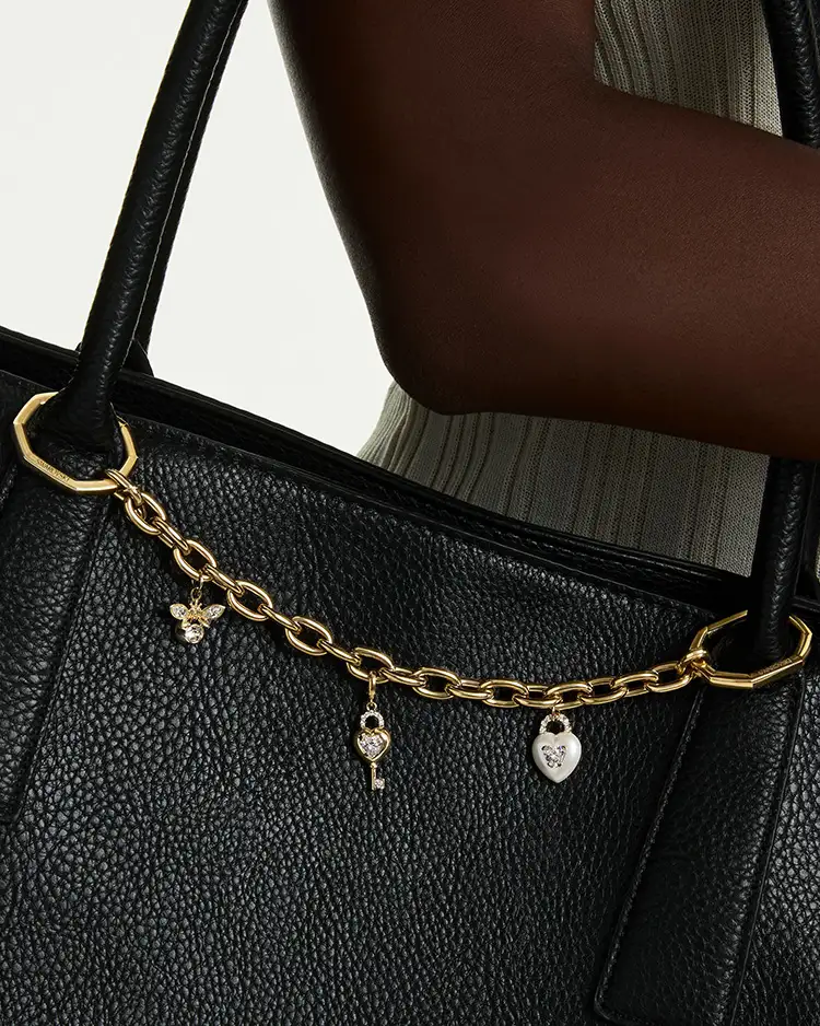 Borsa nera con charm Swarovski applicati