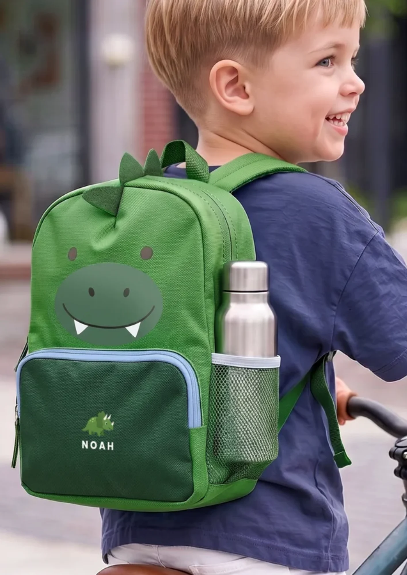 Sorprendi il tuo piccolo avventuriero con un allegro <i>zaino dinosauro</i> personalizzato