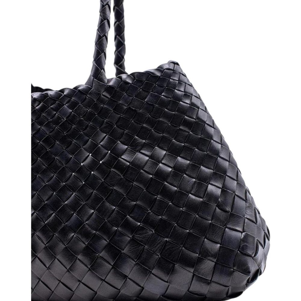 Dettaglio di una borsa in pelle intrecciata nera