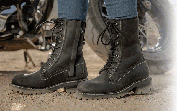 NATI PER LA STRADA. PRONTE ALL’AVVENTURA. CALZATURE HARLEY‑DAVIDSON<sup>&reg;</sup>.