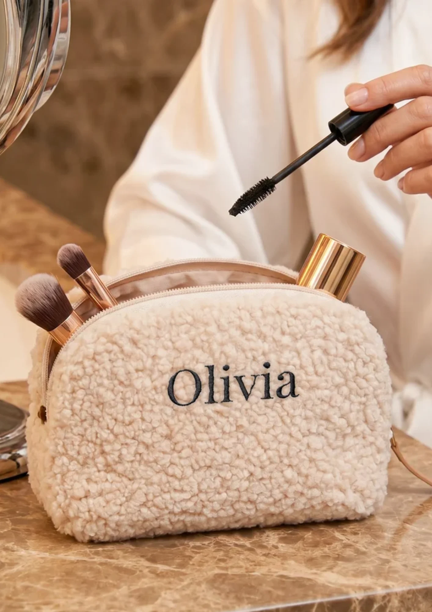 Tieni tutto a portata di mano con questa morbidissima <i>beauty case in peluche</i>