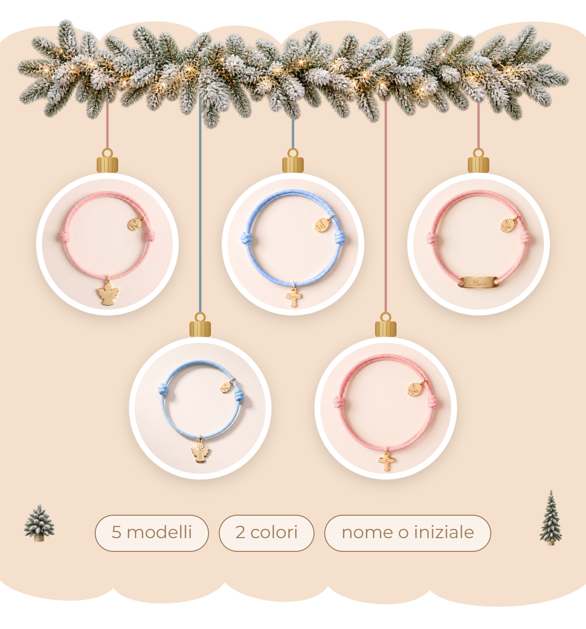 I bracciali per bambini, appesi come palline a una ghirlanda di Natale: cinque modelli col ciondolo ad angioletto, a croce o a placchetta, cordoncino rosa o celeste. 5 modelli, 2 colori, nome o iniziale