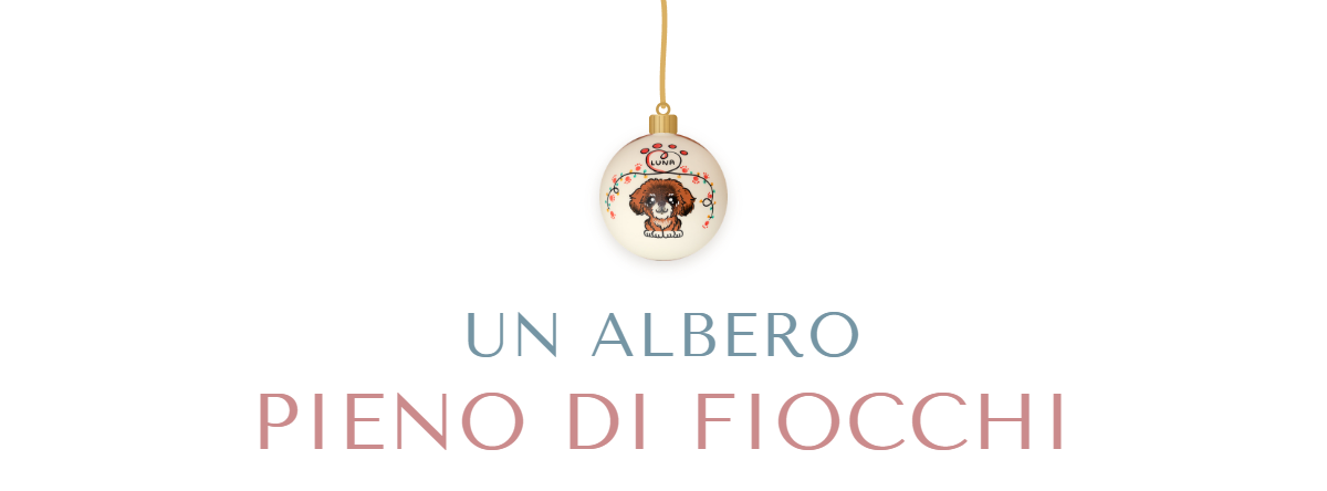 Un albero pieno di fiocchi. Una pallina di Natale dipinta a mano appesa a un nastro
