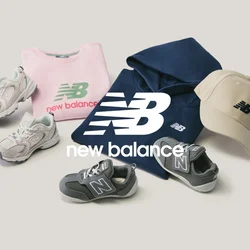 Felpa rosa piegata, felpa con cappuccio blu navy, cappellino beige, due paia di scarpe da ginnastica grigie disposti su sfondo chiaro.