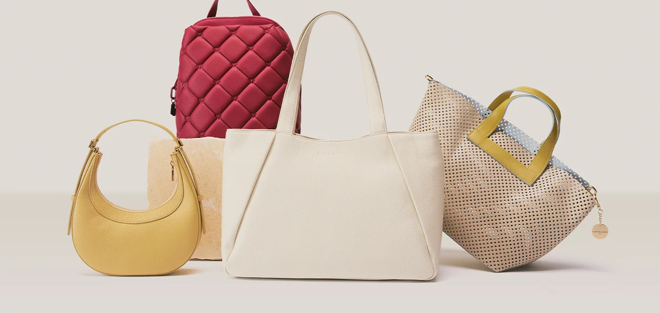 Quattro borse di diversi stili e colori, tra cui uno zaino rosso trapuntato, una tote color crema, una borsa a mezzaluna gialla e una borsa intrecciata beige.
