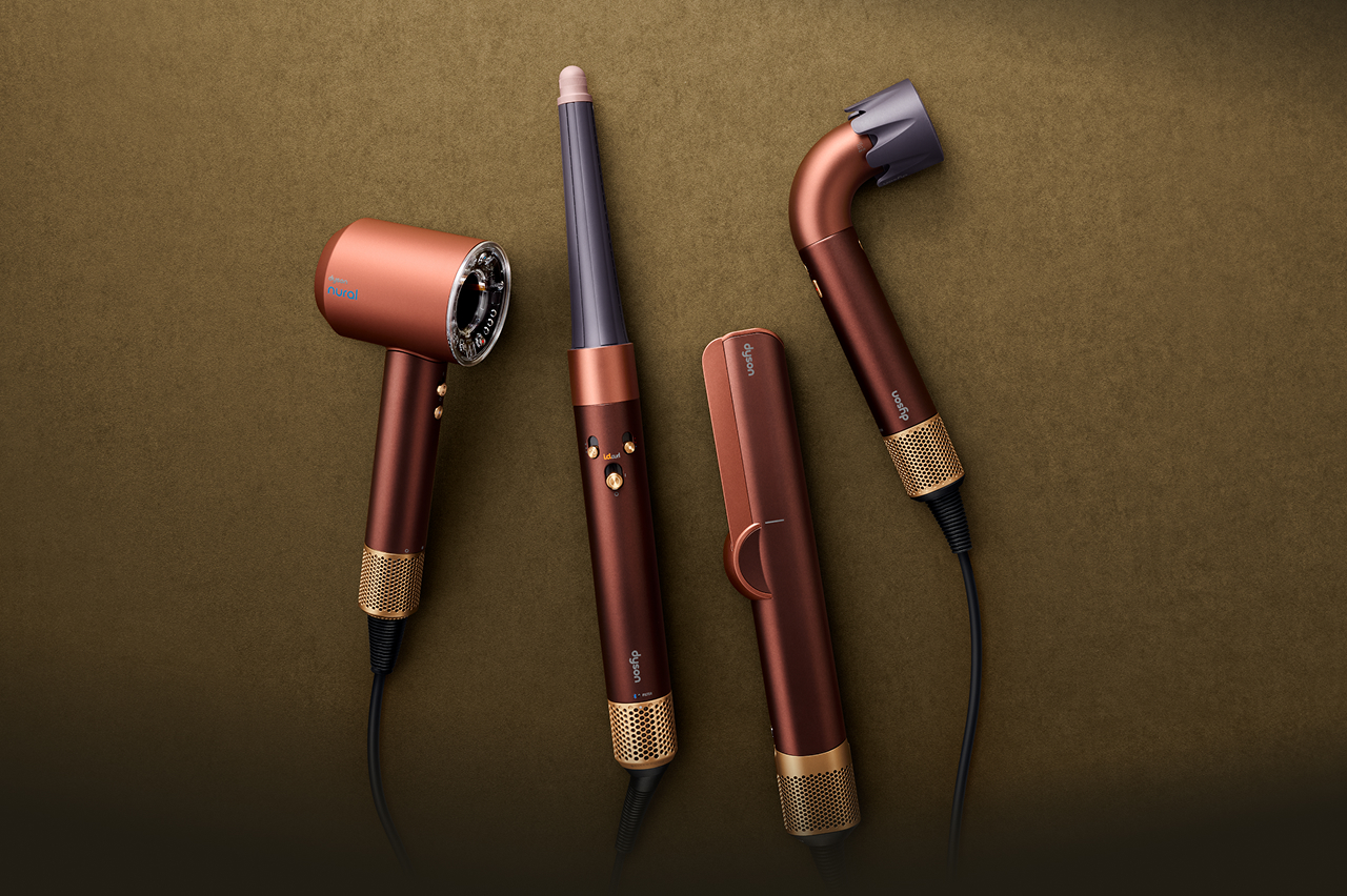 Una gamma di dispositivi Dyson per la cura dei capelli nella variante colore Copper Plum.