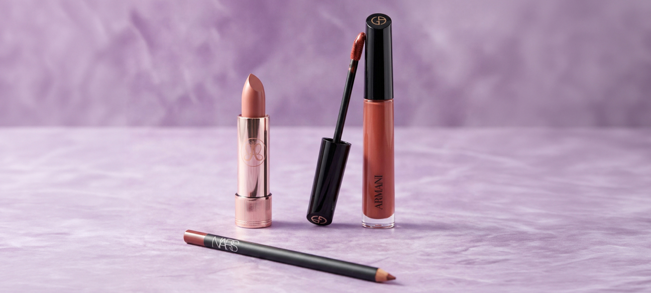 Rossetti, matite labbra e rossetti liquidi nelle tonalità nude, per un make-up labbra naturale e raffinato.