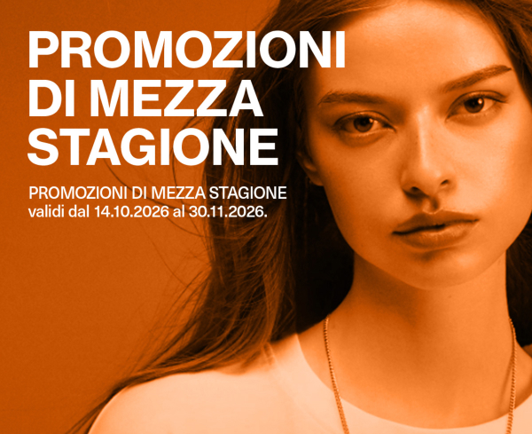 PROMOZIONI DI MEZZA STAGIONE. Donna con maglietta bianca su sfondo arancione.