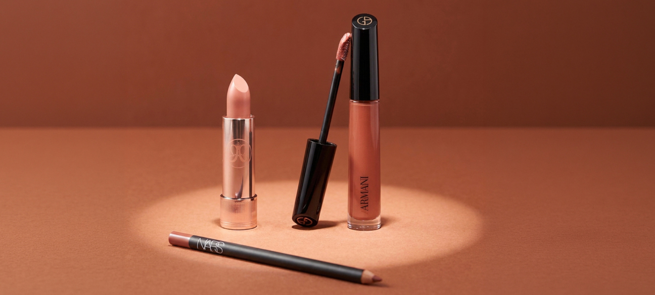 Rossetti, matite labbra e rossetti liquidi nelle tonalità nude, per un make-up labbra naturale e raffinato.