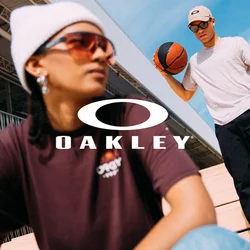 Tre giovani all'aperto sulle scale, uno tiene una palla da basket, tutti indossano occhiali da sole e abbigliamento casual streetwear sotto un cielo azzurro e limpido.