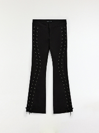 Pantaloni neri a zampa con allacciatura decorativa.