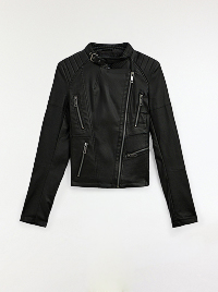 Giacca di pelle nera con zip asimmetrica.