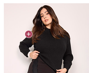 Elegante maglione in fine maglia con colletto alto