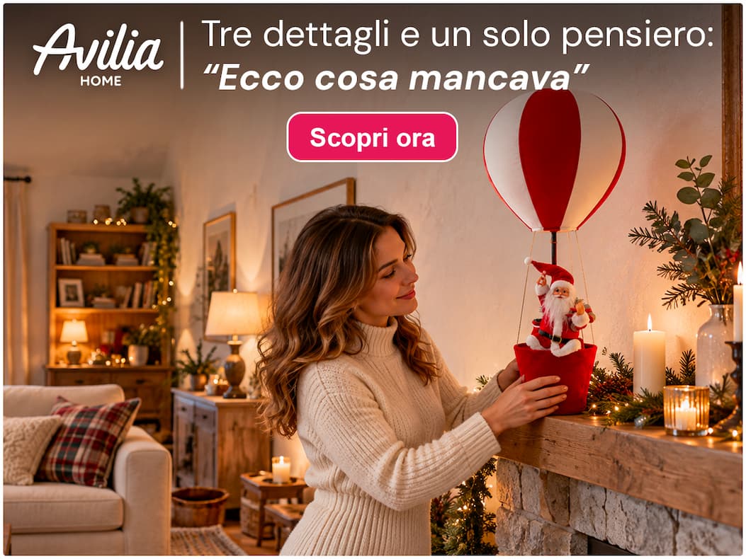 Donna sistema una mongolfiera natalizia con Babbo Natale sulla mensola del camino, in un soggiorno addobbato. Tre dettagli e un solo pensiero: “Ecco cosa mancava”.