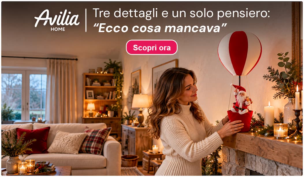 Donna sistema una mongolfiera natalizia con Babbo Natale sulla mensola del camino, in un soggiorno addobbato. Tre dettagli e un solo pensiero: “Ecco cosa mancava”.
